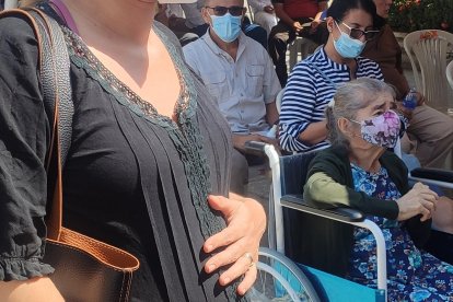 Mujeres en estado de gestación, como Ninoska Vera, acuden a los centros de vacunación con su respectiva prescripción médica.