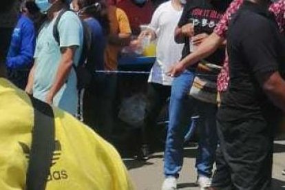 Con una soga se separan a los asistentes que pugnan por entrar a participar en la aparente inversora de fondos.