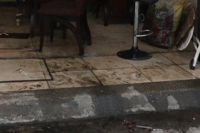 Horas después de la emergencia, Víctor bajó los objetos que fueron consumidos por el fuego.