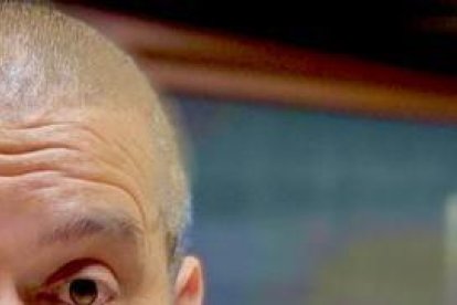 El actor muestra su especial preparación de un encebollado.