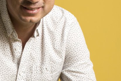 Andrés inició su carrera periodística como redactor en el desaparecido diario Hoy.