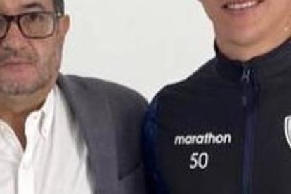 Fernando Gaibor (d) junto a Santiago Morales, gerente del Independiente del Valle.