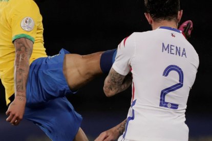 AME9887. RÍO DE JANEIRO (BRASIL), 02/07/2021.- Jugada en la que Gabriel Jesus de Brasil es sancionado con tarjeta roja mientras disputa un balón con Eugenio Mena de Chile.