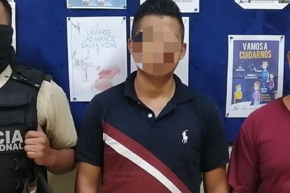 Los detenidos intentaron huir luego de arrebatarle el teléfono a un ciudadano, pero él junto a otras personas pudieron detenerlos.