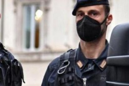 Miembros de la policía italiana durante los operativos.