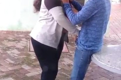 A la hora de amar no hay límites ni vergüenza, sino pregúntele a esta señorita que busca algo en el pantalón de su pareja.