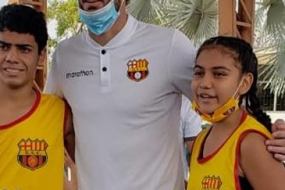 El portero de Barcelona, Javier Burrai, dejó el fútbol a un lado, por un momento, para jugar basquetbol.