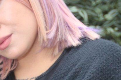 El 23 de junio cumplió 27 años. Es de familia española y lojana. Sus escritores favoritos son Isabel Allende