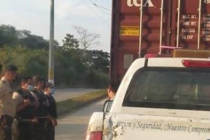 Instante en el que los policías recuperaron el contenedor.