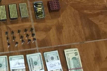 Las armas y el dinero encontrados en Zapotillo.