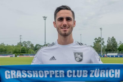 Leonardo Campana y la camiseta del Grasshopper Club Zürich de Suiza.