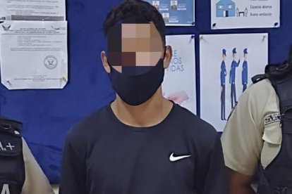 El detenido intentó evadir a un grupo de uniformados y eso alertó a los gendarmes de que el sujeto andaba en algo indebido.