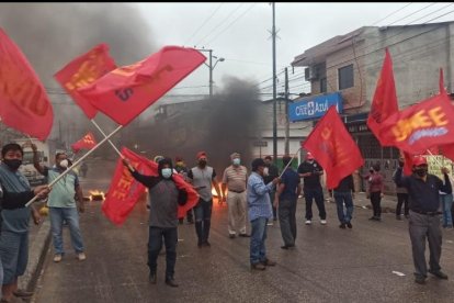 Los maestros cerraron un tramo de la Perimentral para protestar.