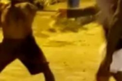 El sospechoso fue sorprendido desnudo dentro de la vivienda.