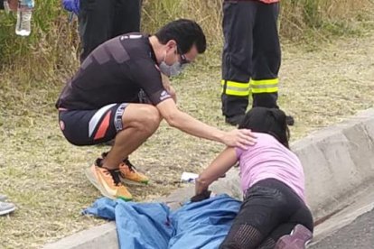 El cuerpo quedó a un lado de la calzada.