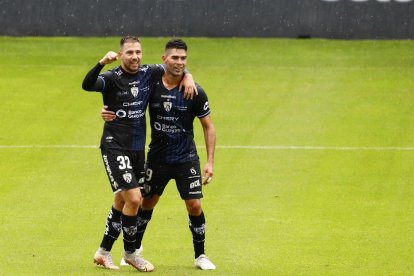 Jonatan Bauman (32) y Brian Montenegro (9) celebran el tanto de los Rayados.