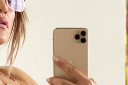 La artista posó en un bikini rojo.