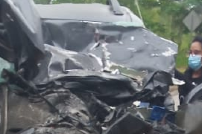 Así quedó el carro donde viajaba el funcionario.