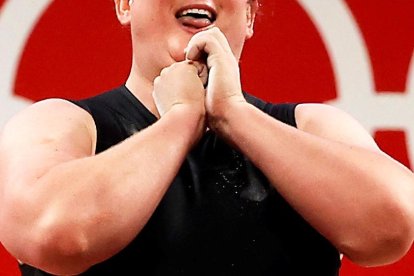 Laurel Hubbard no logró pasar del arranque en halterofilia.