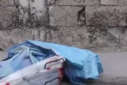 Una cuerda ataba las sábanas que cubrían el cadáver de un hombre que hasta ayer no había sido identificado.