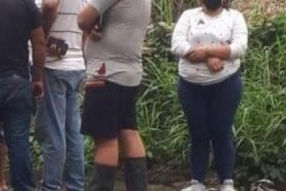 Rescatistas y curiosos en el sitio de la tragedia donde murió un policía activo.