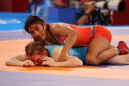 Lucía Yépez se destaca en la disciplina de lucha libre.