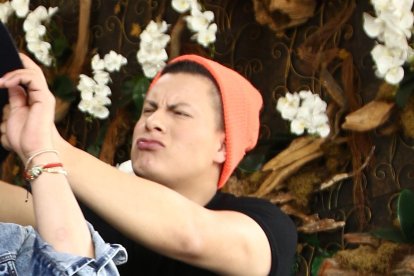 Jinson molesta a Héctor, y pretende sacarle el sombrero.