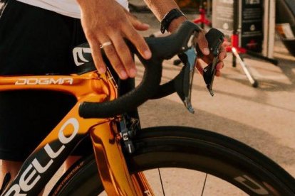 Carapaz y su nueva bicicleta, es dorada.