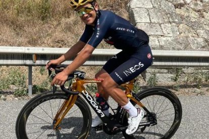 Richard Carapaz muestra orgulloso la bicicleta dorada que le entregó INEOS como reconocimiento a su oro olímpico