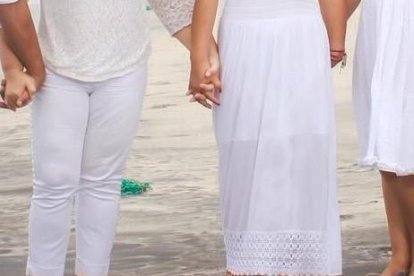 Martha (segunda de izquierda a derecha) y su familia. Ella y sus hijas no pudieron estar juntas al morir su esposo por las restricciones de la pandemia.