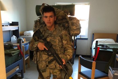 Para pertenecer al grupo de paracaidismo, los militares deben completar 3 saltos solos y 3 saltos con equipo de combate.