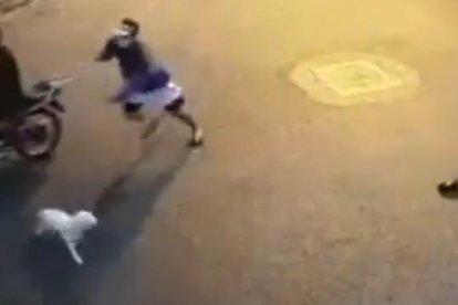 Momento en que uno de los implicados baja a quitarle sus pertenencias a la mujer, mientras el padre de familia intenta escapar.