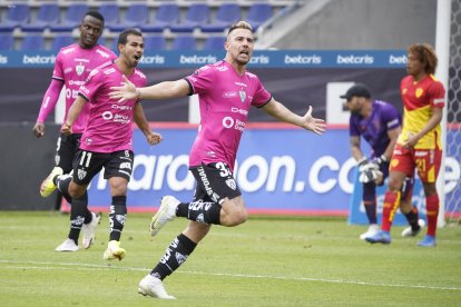 Bauman y su gol número 17 en el 2021, el quinto con Independiente.