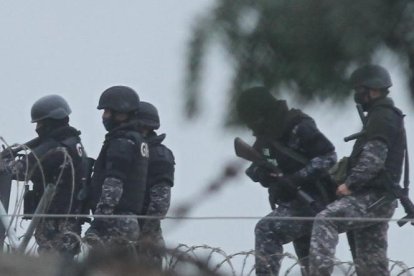 A los policías les toca responder a las detonaciones.