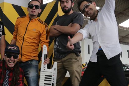 En el corto se ve a los músicos saltando y cantando.