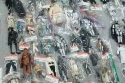 Fotografía proporcionada por la Policía española de las figuritas recuperadas.