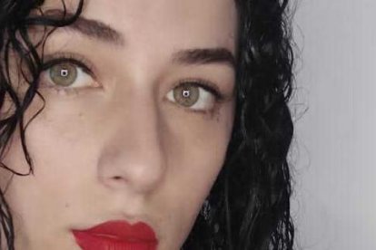 Hizo un video en el que se maquilla, peina y viste como Bárbara Mori. Muchas la criticaron.