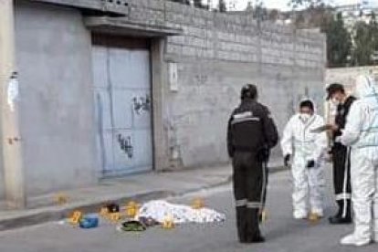 El cuerpo quedó tendido en la calle tras el ataque. Agentes de Criminalística levantaron indicios.