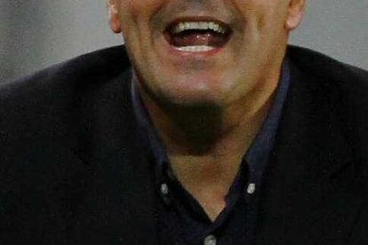 Ismael Rescalvo dice que los árbitros le expulsan muchos jugadores.