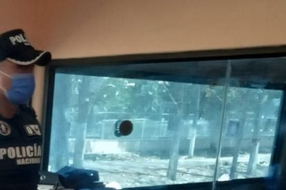 Agentes de la Policía junto a armas, dinero y otros objetos requisados en el reclusorio.