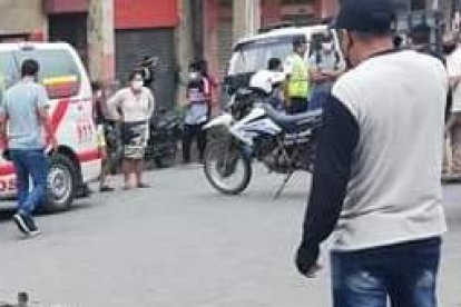 Alejandro Martínez cayó sin vida montado en su moto.