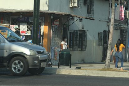 Quienes viven y trabajan por la calle 17, dicen que son continuos los incidentes entre las trabajadoras sexuales en la zona.