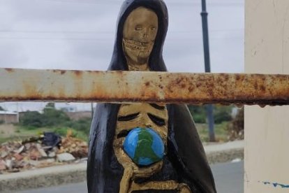 Todas de diversos colores. Nadie sabe cómo aparecieron las efigies.