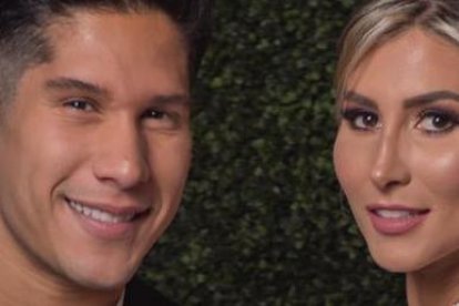 Chyno Miranda junto a su esposa Natasha Araos.