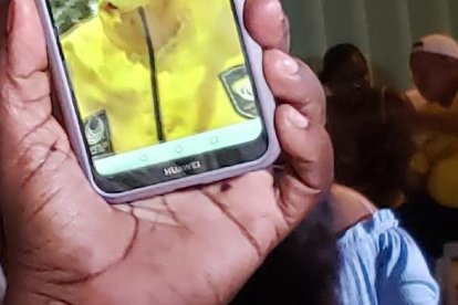 Narcisa España la madre de Kiara Rodríguez en la videollamada con su hija.