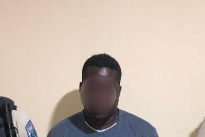 El sujeto estaba en poder de un revólver. Además tenía un arma blanca.