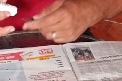 Lector de EXTRA mostrando que está participando en el Baile de las estrellas