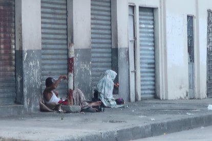 Ciudadanos improvisan su hogar al aire libre en este sector de la urbe porteña.