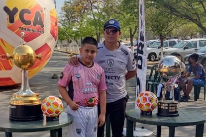 Los trofeos de la Copa Sudamericana y Libertadores Sub-20 de Independiente.
