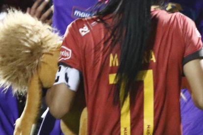 Villón es ‘la mamá’ de las entrenadoras, sus jugadoras la lanzaron por el aire.